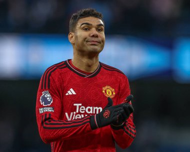 Manchester United takımından Casemiro, Premier League maçında Manchester City 'nin Manchester United' a karşı 3 Mart 202 'de Etihad Stadyumu' nda seyircileri alkışlıyor.