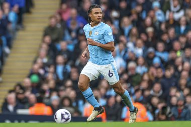 Manchester City 'den Nathan Ak, Manchester City ile Manchester United arasındaki Premier League maçında Etihad Stadyumu' nda 3 Mart 2024 'te topu aldı.