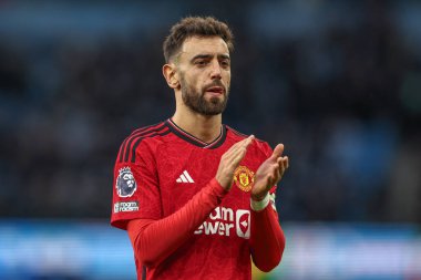 Manchester United takımından Bruno Fernandes, Manchester United 'ın 3 Mart 202 tarihinde Etihad Stadyumu' nda oynanan Premier League maçında gezgin taraftarları alkışlıyor.