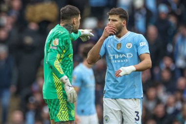 Manchester City 'den Ederson, Manchester City ile Manchester United arasındaki Premier League maçında 3 Mart 2024 tarihinde Etihad Stadyumu' nda Rben Dias ile konuştu.