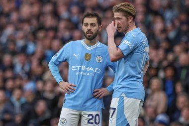 Manchester City 'den Bernardo Silva, Manchester City' nin Manchester United 'a karşı 3 Mart 202' de Etihad Stadyumu 'nda oynanan Premier League karşılaşmasında Manchester City' den Kevin De Bruyne ile konuştu.
