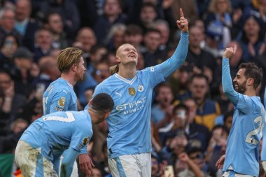Manchester City 'den Erling Hland, Manchester City ile Manchester United arasındaki Premier League maçında 3-1 kazanma golünü kutluyor.