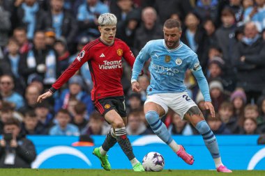 Manchester City 'den Kyle Walker Premier League maçında Manchester City ile Manchester United arasındaki Etihad Stadyumu maçında Manchester United' dan Alejandro Garnacho 'nun baskısıyla 3 Mart 202' de topu tutuyor.