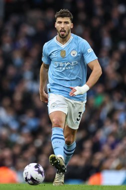 Manchester City 'den Rben Dias Premier Lig maçında Manchester City ile Manchester United arasında Etihad Stadyumu, Manchester, İngiltere' de 3 Mart 2024 'te oynanan karşılaşmada topu aldı.