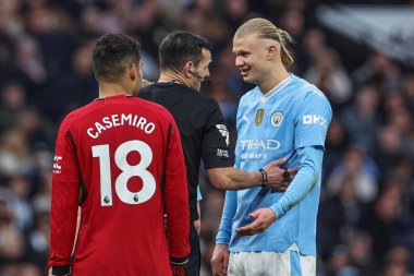 Manchester City 'den Erling Hland 3 Mart 2024 tarihinde Etihad Stadyumu' nda Manchester City ve Manchester United maçında hakem Andy Madley ile konuştu.