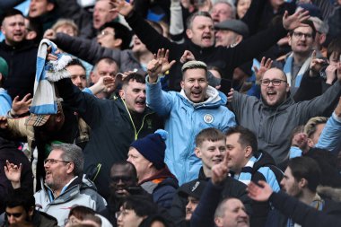 Manchester City taraftarları Manchester City 'nin 3 Mart 202' de Etihad Stadyumu 'nda Manchester City ile Manchester United arasındaki Premier League maçında 2-1' lik skorla Phil Foden 'ı kutluyorlar.
