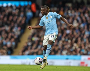 Manchester City 'den Jrmy Doku Premier League maçında Manchester City ile Manchester United arasında Etihad Stadyumu, Manchester, İngiltere' de 3 Mart 2024 'te oynanan karşılaşmada topu aldı.