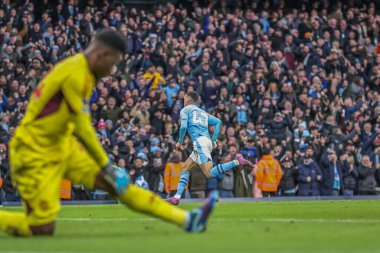 Manchester City 'den Phil Foden, Premier League maçında Manchester United' a karşı Etihad Stadyumu 'nda 3 Mart 202' de oynanan maçta 1-1 'lik galibiyetini kutluyor.