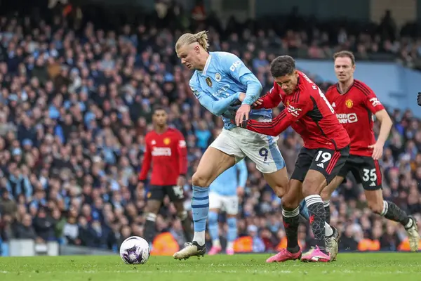 Raphal Varane Manchester United Fouls Erling Hland Manchester City Durante — Foto Stock