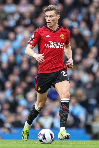 Manchester United takımından Scott McTominay Premier League maçında Manchester City ile Manchester United arasında Etihad Stadyumu, Manchester, İngiltere 'de 3 Mart 2024' te oynanan karşılaşmada topu aldı.