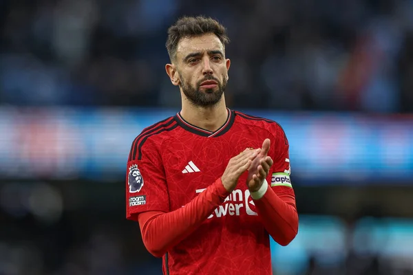 Manchester United takımından Bruno Fernandes, Manchester United 'ın 3 Mart 202 tarihinde Etihad Stadyumu' nda oynanan Premier League maçında gezgin taraftarları alkışlıyor.