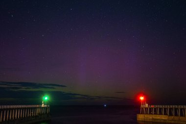Aurora Borealis olarak da bilinen Kuzey Işıkları, 2 Eylül 2025 'te Whitby Limanı' nda Whitby üzerinde parladı.