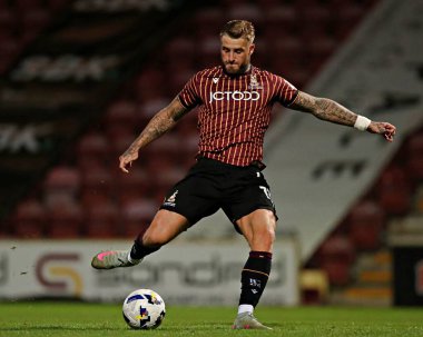 Bradford City 'den Steven Humprhys, Bradford Stadyumu' nda Bradford City 'nin Grimsby Town' a karşı oynadığı The Vertu Trophy maçında 2 Eylül 2025 'de çekimler yapıyor.