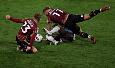 Bradford City 'den Steven Humprhys, Grimsby Town' dan Justin Amaluzor ile 2 Eylül 2025 'te Bradford Stadyumu' nda oynanan The Vertu Trophy maçında Grimsby Town 'a karşı.