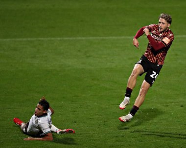 Bradford City 'den Will Swan, Bradford Stadyumu' nda Bradford City ile Grimsby Town arasındaki Vertu Kupası maçında 2 Eylül 2025 'te çekim yapıyor.