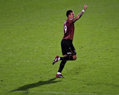 Bradford City 'den Andy Cook, Bradford Stadyumu' nda Bradford City ile Grimsby Town arasındaki Vertu Kupası maçındaki ilk golünü 2 Eylül 2025 'te kutluyor.