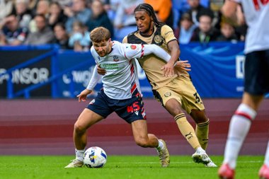 Rotherham United takımından Tom Holmes, 2 Eylül 2025 'te İngiltere' nin Bolton Stadyumu 'nda oynanan Bolton Wanderers-Rotherham United maçında Rotherham United takımından Zak Jules ile mücadele etti.