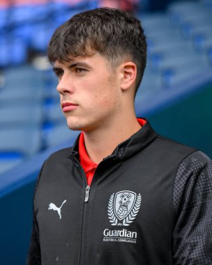 Rotherham United takımından Dan Gore 2 Eylül 2025 'te İngiltere' de oynanan Toughsheet Community Stadyumu 'nda Bolton Wanderers' a karşı oynanan Vertu Kupası karşılaşması öncesinde sahaya çıkıyor.