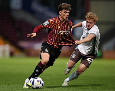 Grimsby Town 'dan Henry Brown, Bradford Stadyumu, Bradford, İngiltere' de 2 Eylül 2025 'te oynanan Vertu Kupası maçında Bradford City ile Grimsby Town maçında Jenson Metcalf' a baskı yapıyor.