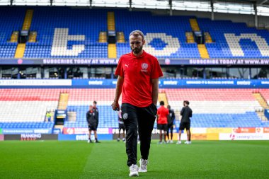 Rotherham United takımından Liam Kelly, Bolton Wanderers 'ın 2 Eylül 2025' te Toughsheet Community Stadyumu 'nda oynadığı Bolton Wanderers maçından önce sahaya bakıyor.