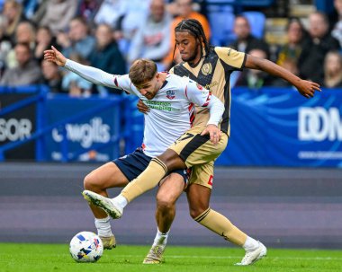 Rotherham United takımından James Clarke, Bolton Wanderers 'ın 2 Eylül 2025' te Toughsheet Community Stadyumu 'nda oynanan Bolton Wanderers-Rotherham United maçında Bolton Wanderers' dan John McAtee 'yi yere serdi.