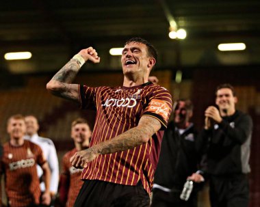 Bradford City 'den Andy Cook, Bradford Stadyumu' nda Bradford City ile Grimsby Town arasındaki Vertu Kupası maçını 2 Eylül 2025 'te kutluyor.