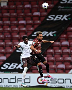 Grimsby Town 'dan Justin Amaluzor Bradford City' nin Grimsby Town 'a karşı oynadığı 2 Eylül 2025' te Bradford Stadyumu 'nda oynanan Vertu Kupası karşılaşmasında Bradford City' den Tyreik Wright ile mücadele ediyor.