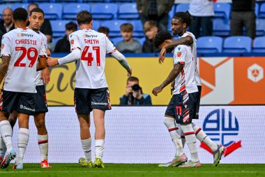 Bolton Wanderers 'dan Thierry Gale ve Bolton Wanderers' dan Richard Taylor, Bolton Wanderers 'ın 2 Eylül 2025' te Toughsheet Community Stadyumu 'nda oynadığı Bolton Wanderers maçında açılış golünü kutluyorlar.