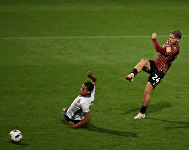 Bradford City 'den Will Swan, Bradford Stadyumu' nda Bradford City ile Grimsby Town arasındaki Vertu Kupası maçında 2 Eylül 2025 'te çekimler yapıyor.