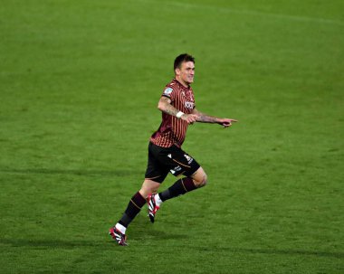 Bradford City 'den Andy Cook, Bradford Stadyumu' nda Bradford City ile Grimsby Town arasındaki Vertu Kupası maçındaki ilk golünü 2 Eylül 2025 'te kutluyor.