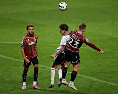 Bradford City 'den Bobby Pointon, Grimsby Town' dan George McEachran ile 2 Eylül 2025 'te Bradford Stadyumu' nda oynanan Vertu Kupası maçında Grimsby Town 'a karşı.