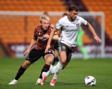 Bradford City 'den George Lapslie, 2 Eylül 2025' te Bradford Stadyumu 'nda oynanan Vertu Kupası maçında Grimsby Town' a karşı Reece Staunton 'a baskı yapıyor.