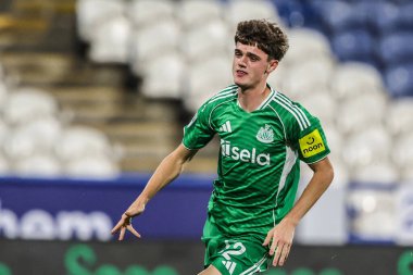 Newcastle United 'dan Sean Neave 2 Eylül 2025' te İngiltere 'nin Accu Stadyumu' nda oynanan The Vertu Trophy maçı sırasında Huddersfield Town, Newcastle United U21 'e karşı.
