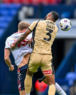 Bolton Wanderers takımından Sam Dolby, 2 Eylül 2025 'te İngiltere' nin Bolton şehrinde oynanan Bolton Wanderers-Rotherham United maçında Rotherham United maçında Rotherham United 'ın havada topu için Zak Jules ile mücadele etti.