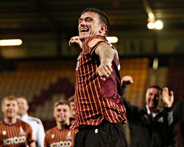 Bradford City 'den Andy Cook, Bradford Stadyumu' nda Bradford City ile Grimsby Town arasındaki Vertu Kupası maçını 2 Eylül 2025 'te kutluyor.