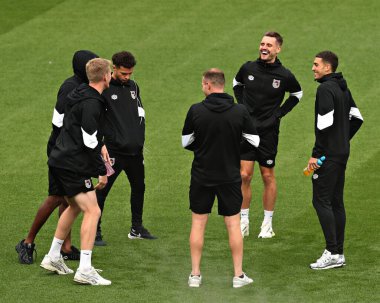 Grimsby Town 'dan Danny Rose, 2 Eylül 2025' te Bradford Stadyumu, Bradford, İngiltere 'de oynanan Vertu Kupası maçından önce sahaya bakarken gülüyor.