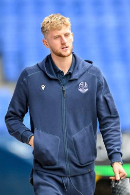 Bolton Wanderers takımının oyuncusu Teddy Sharman-Lowe, Bolton Wanderers 'ın 2 Eylül 2025' te Toughsheet Community Stadyumu 'nda oynadığı Bolton Wanderers - Rotherham United karşılaşması öncesinde sahaya girdi.