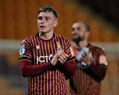 Bradford City 'den Bobby Pointon, Bradford Stadyumu' nda Bradford City ile Grimsby Town maçının ardından taraftarları alkışlıyor.