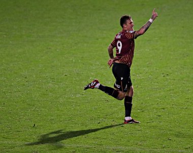 Bradford City 'den Andy Cook, Bradford Stadyumu' nda Bradford City ile Grimsby Town maçında 2 Eylül 2025 'te oynanan Vertu Kupası maçında golünü kutluyor.