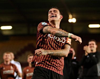 Bradford City 'den Andy Cook, Bradford Stadyumu' nda Bradford City ile Grimsby Town arasındaki Vertu Kupası maçını 2 Eylül 2025 'te kutluyor.