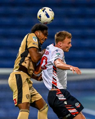 Rotherham United 'dan Marvin Kaleta ve Bolton Wanderers' dan Sam Dolby, Bolton Wanderers 'ın 2 Eylül 2025' te Toughsheet Community Stadyumu 'nda oynadığı Bolton-Rotherham maçında kafa kafaya yarışacaklar.