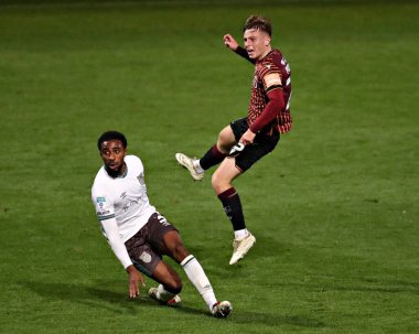 Bradford City 'den Bobby Pointon, Bradford Stadyumu' nda Bradford City 'nin Grimsby Town' a karşı oynadığı The Vertu Trophy maçında 2 Eylül 2025 'de çekimler yapıyor.