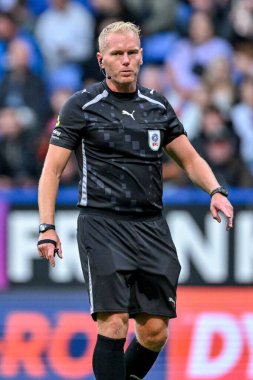 Hakem Andrew Humphries, Vertu Kupası maçında Bolton Wanderers ve Rotherham United 'a karşı Toughsheet Community Stadyumu, Bolton, Birleşik Krallık, 2 Eylül 2025