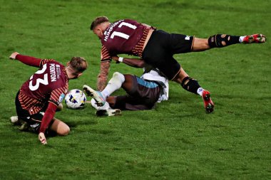 Bradford City 'den Steven Humprhys, Grimsby Town' dan Justin Amaluzor ile 2 Eylül 2025 'te Bradford Stadyumu' nda oynanan The Vertu Trophy maçında Grimsby Town 'a karşı.