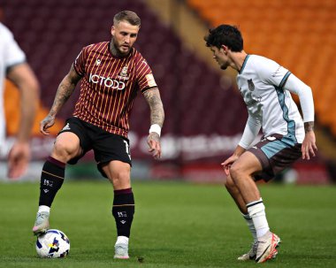 Bradford City 'den Steven Humprhys, 2 Eylül 2025' te Bradford Stadyumu 'nda Bradford City ile Grimsby Town arasındaki Vertu Kupası maçı sırasında Grimsby Town' dan Jude Soonsup-Bell 'den baskı görüyor.