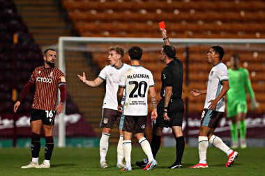 Grimsby Town 'dan Henry Brown 2 Eylül 2025' te Bradford Stadyumu 'nda Bradford City ile Grimsby Town arasındaki Vertu Kupası maçında kırmızı kart gösterildi.