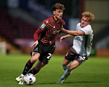 Bradford City 'nin Grimsby Town' a karşı oynadığı 2 Eylül 2025 'te Bradford Stadyumu' nda oynanan Vertu Kupası maçında Grimsby Town maçında Grimsby Town 'dan Jenson Metcalf' a baskı uyguluyor.