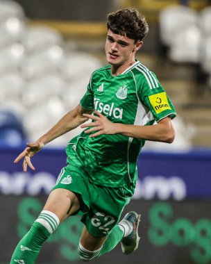 Newcastle United 'dan Sean Neave 2 Eylül 2025' te İngiltere 'nin Accu Stadyumu' nda oynanan The Vertu Trophy maçı sırasında Huddersfield Town, Newcastle United U21 'e karşı.
