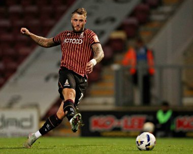 Bradford City 'den Steven Humprhys, Bradford Stadyumu' nda Bradford City 'nin Grimsby Town' a karşı oynadığı The Vertu Trophy maçında 2 Eylül 2025 'de çekimler yapıyor.