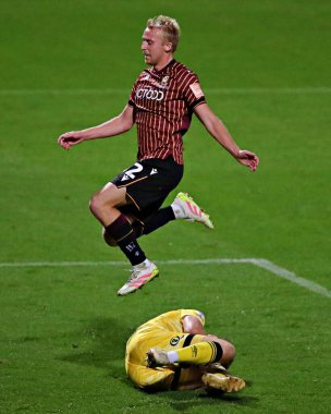 Bradford City 'den Bobby Pointon, Bradford Stadyumu, Bradford, İngiltere' de 2 Eylül 2025 'te oynanan Vertu Kupası maçında Grimsby Town' a karşı Seb Auton 'un üzerinden atladı.